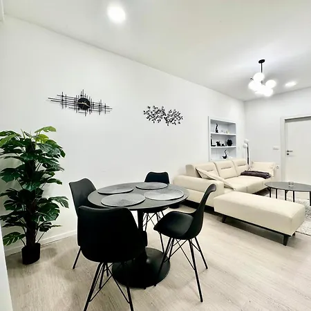 & - 5 Min Walk Apartment *