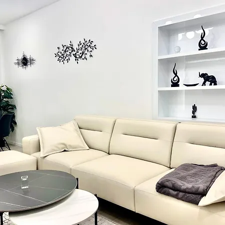 & - 5 Min Walk Split