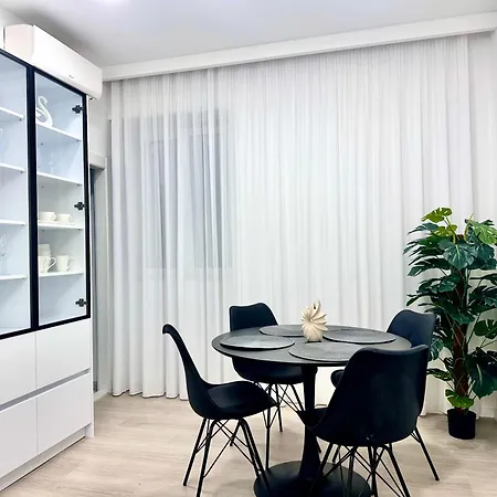 & - 5 Min Walk Split