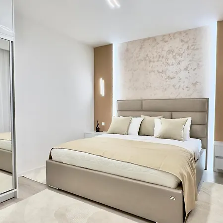 & - 5 Min Walk Apartment *