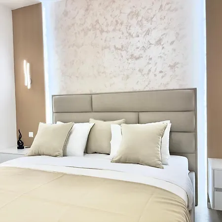 & - 5 Min Walk Split