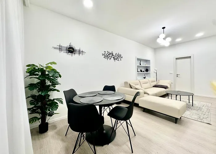 & - 5 Min Walk Apartment *