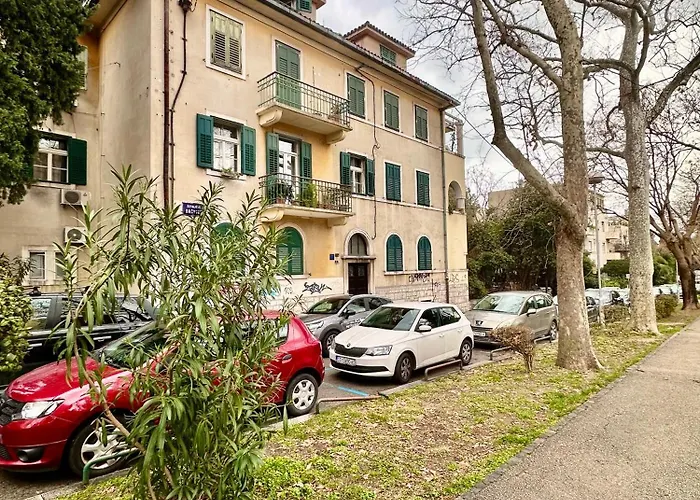 & - 5 Min Walk Split