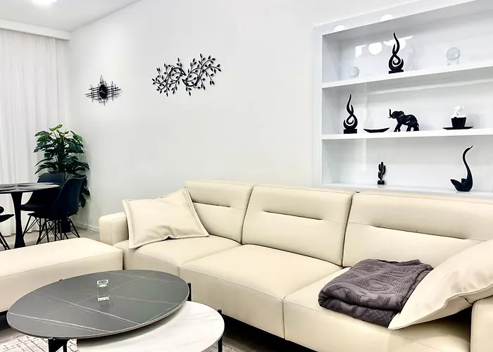 & - 5 Min Walk Split