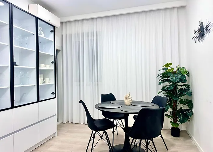 & - 5 Min Walk Split