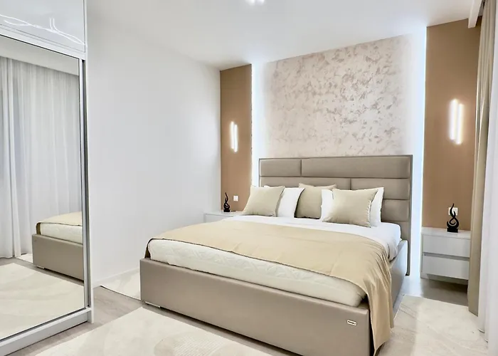 & - 5 Min Walk Apartment *