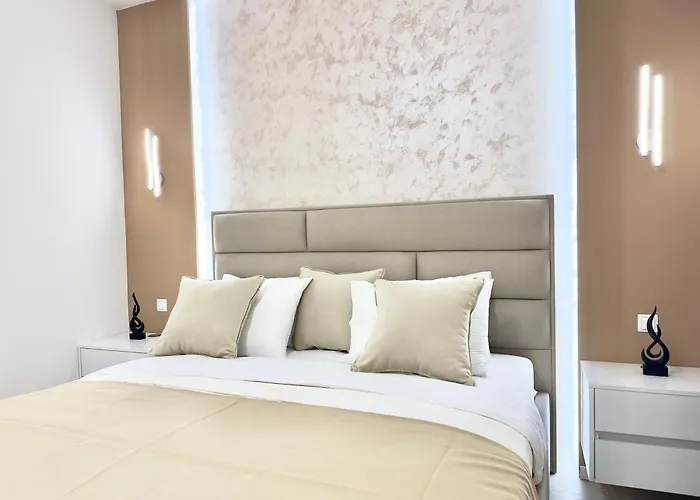 & - 5 Min Walk Split