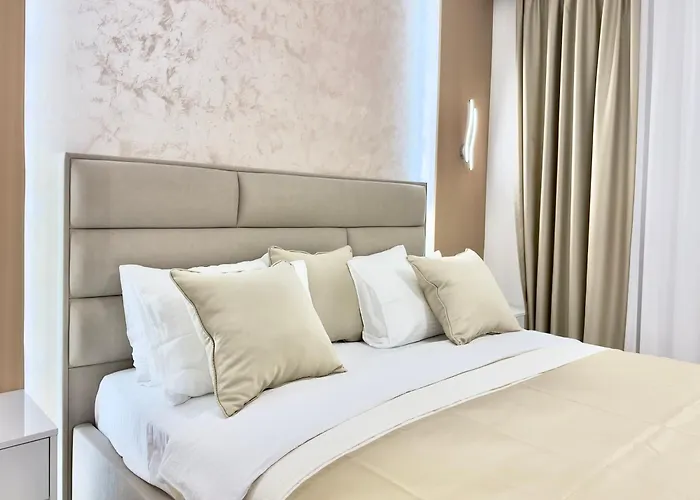 & - 5 Min Walk Apartment *