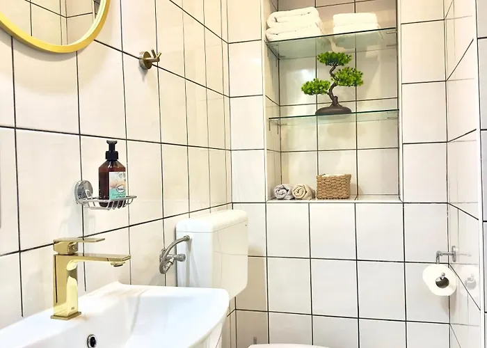 & - 5 Min Walk Apartment *