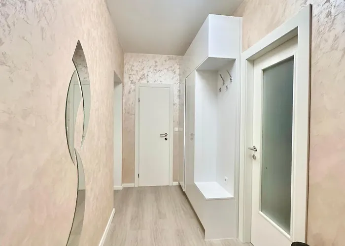 & - 5 Min Walk Split